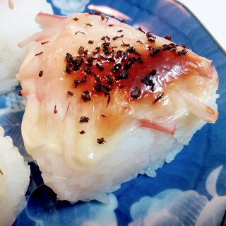 かにかまとチーズとゆかりの焼きおにぎり